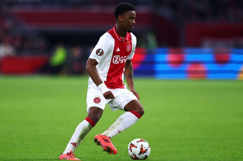 Trung vệ hiện đại, thông minh, linh hoạt và đọc tình huống tốt