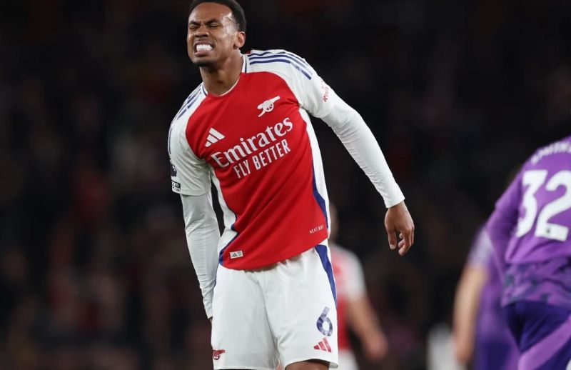 Anh sở hữu khả năng không chiến xuất sắc, giúp hàng thủ Arsenal vững chắc hơn